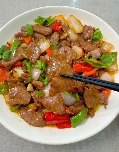 炒牛肉的家常做法简单好吃炒牛肉也能成大厨(图7)